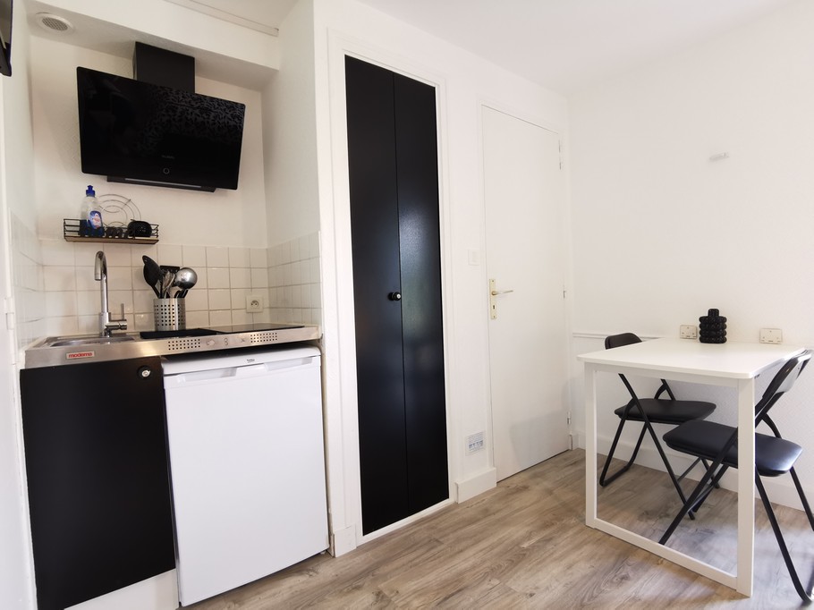 Kitchenette (MO, évier, plaque)