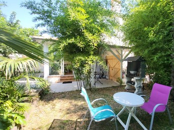 Jardin avec barbecue
