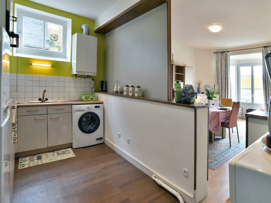 Cuisine très bien équipée avec passe plat et accès au séjour