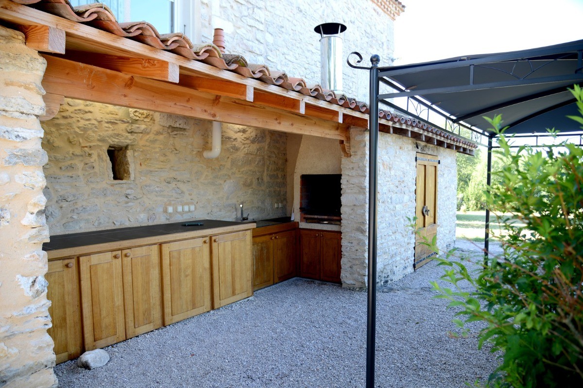Cuisine extérieure maison Barbecue, évier, LV, frigo, vaisselle