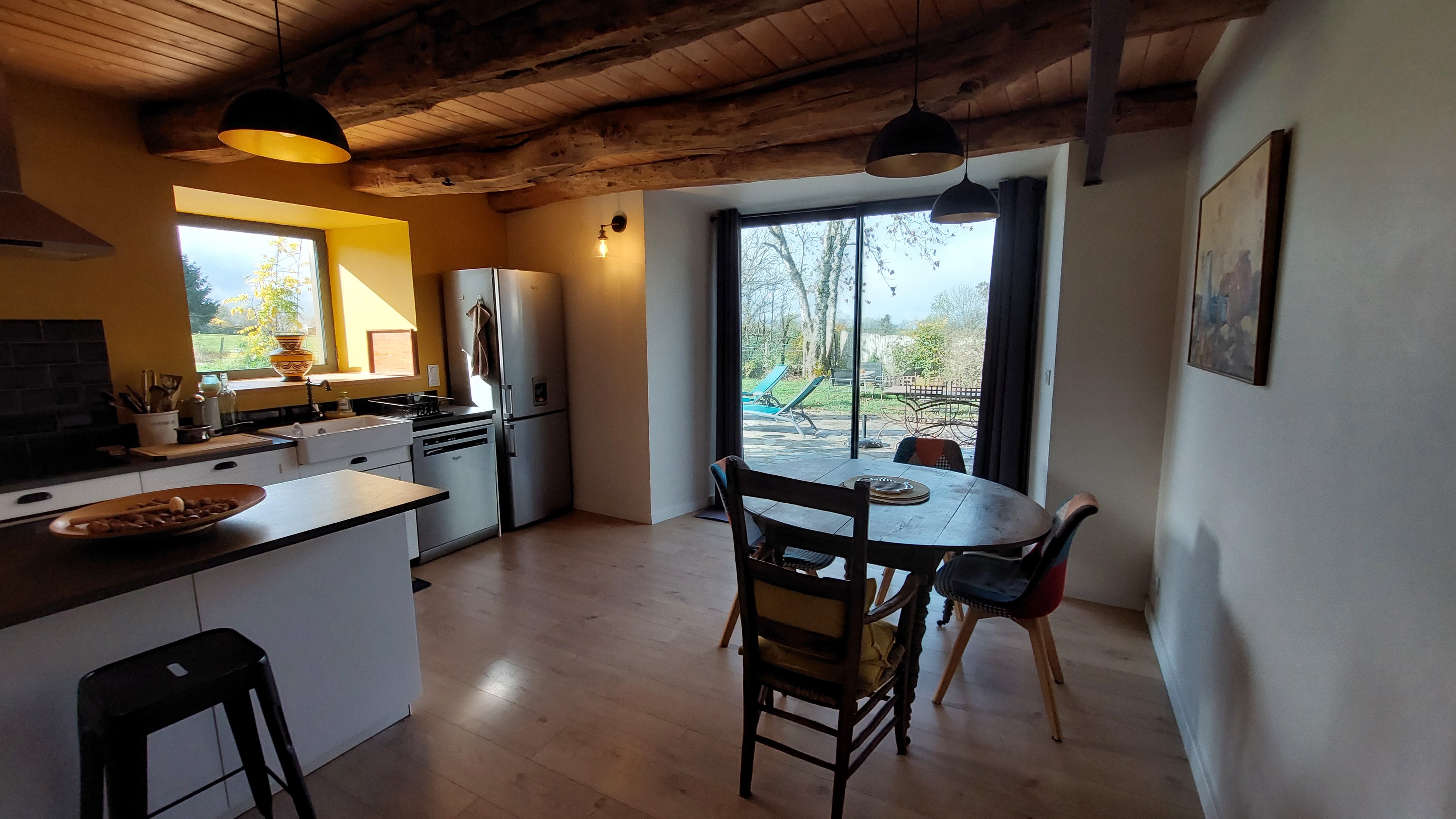 Cuisine toute équipée avec vue sur la piscine