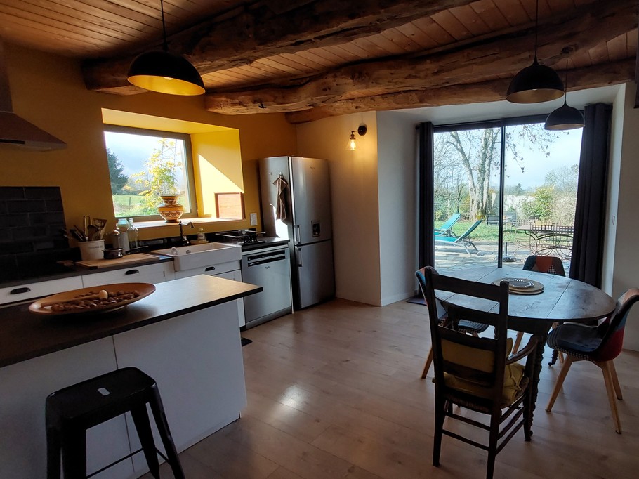 Cuisine toute équipée avec vue sur la piscine