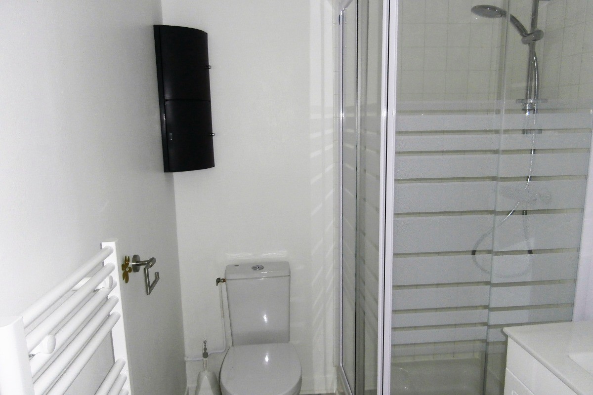 la salle de bains avec ses équipements