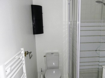 la salle de bains avec ses équipements