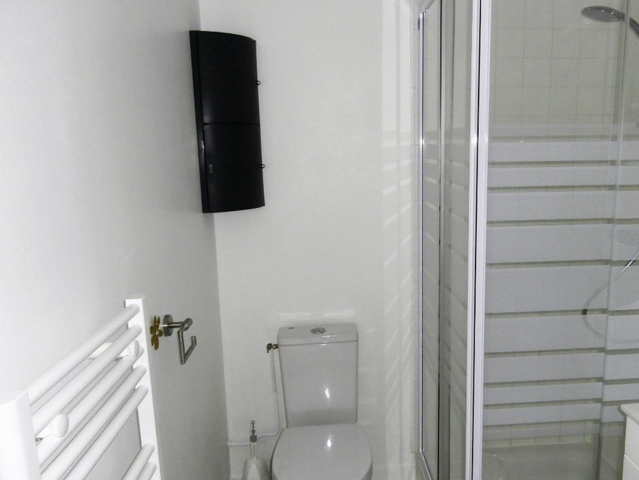 la salle de bains avec ses équipements