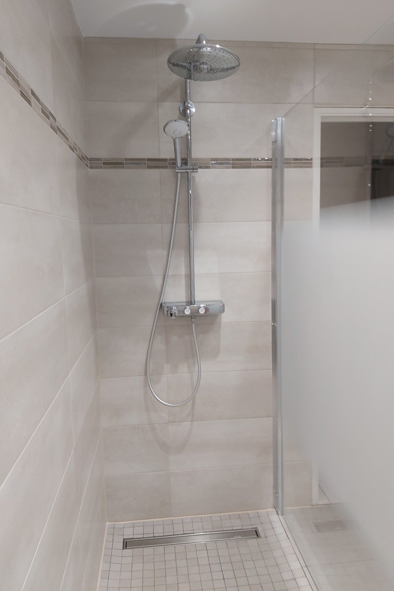 Location Clévacances - VanHeuverswyn, Plouha - Villa façade coté mer - Salle d'eau au rez-de-chaussée ( douche à l'Italienne )