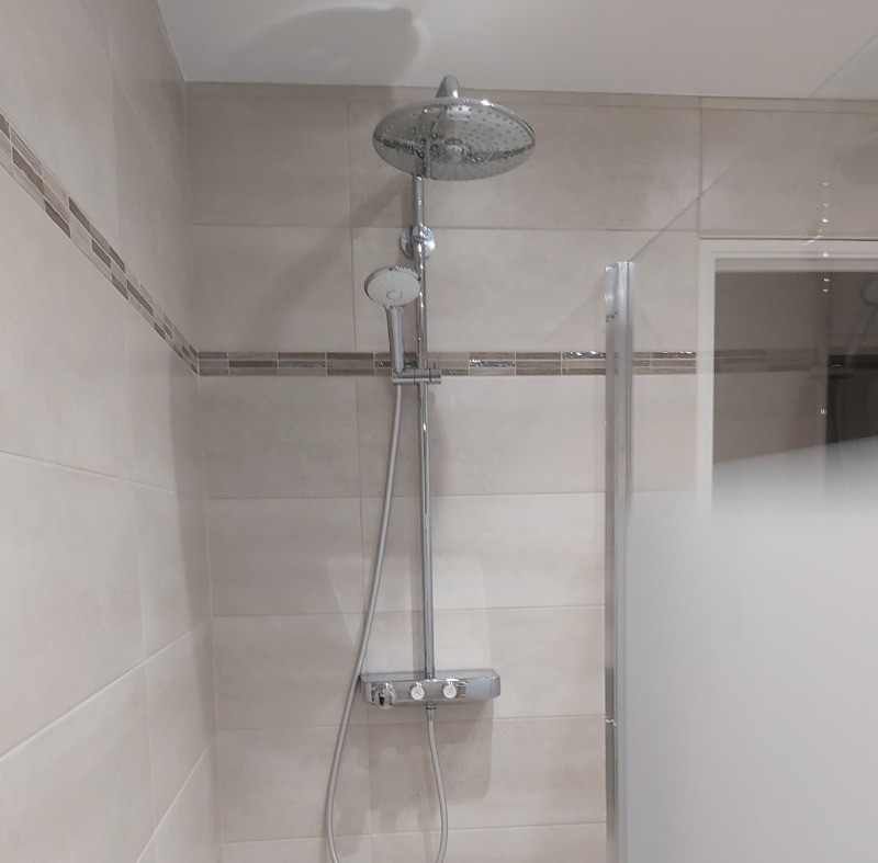 Location Clévacances - VanHeuverswyn, Plouha - Villa façade coté mer - Salle d'eau au rez-de-chaussée ( douche à l'Italienne )