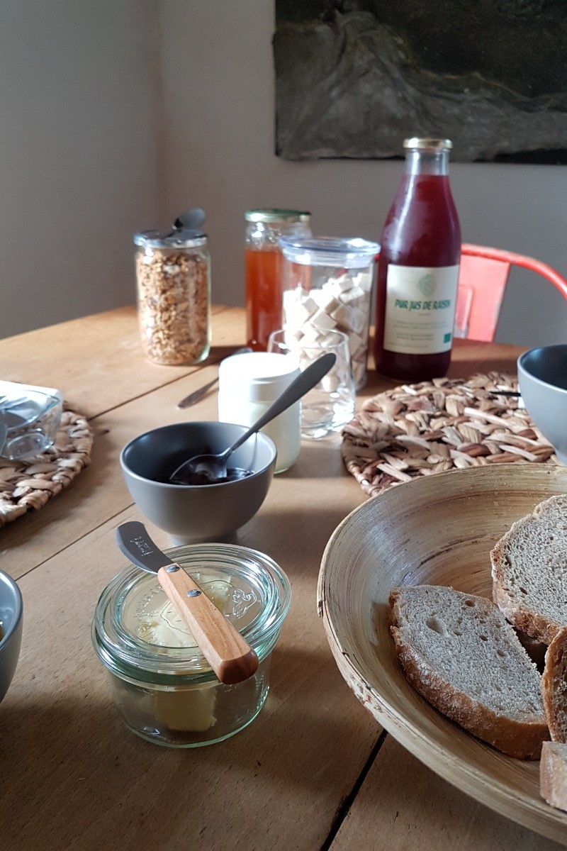 Petit-déjeuner fait maison, local et bio à Lassenat éco-maison d'hôtes en Gascogne