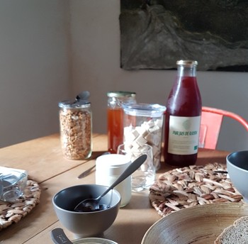 Petit-déjeuner fait maison, local et bio à Lassenat éco-maison d'hôtes en Gascogne