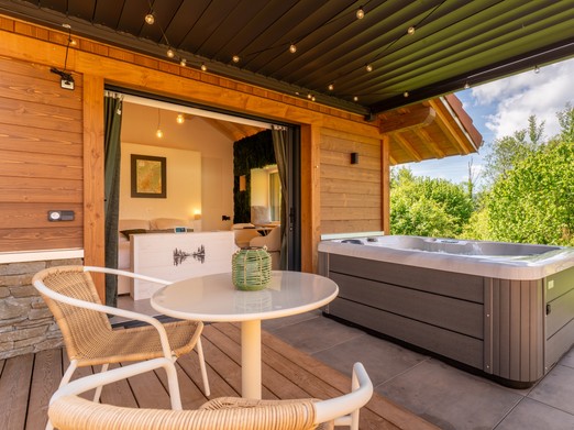 Scandi'Green private spa on the terrace – Domaine Epic Chalets