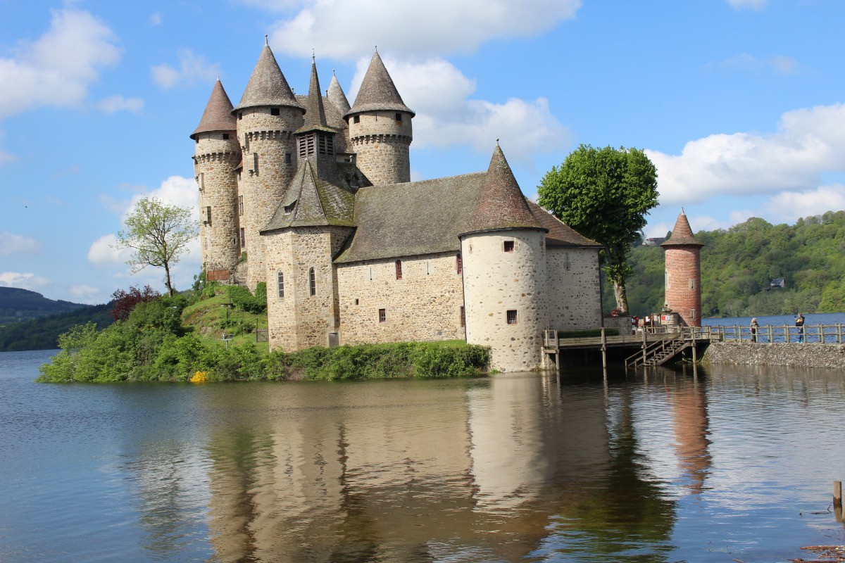 le chateau de Val les pieds dans l'eau