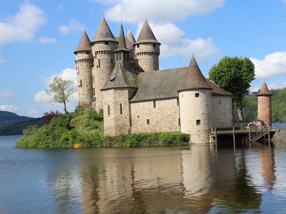le chateau de Val les pieds dans l'eau