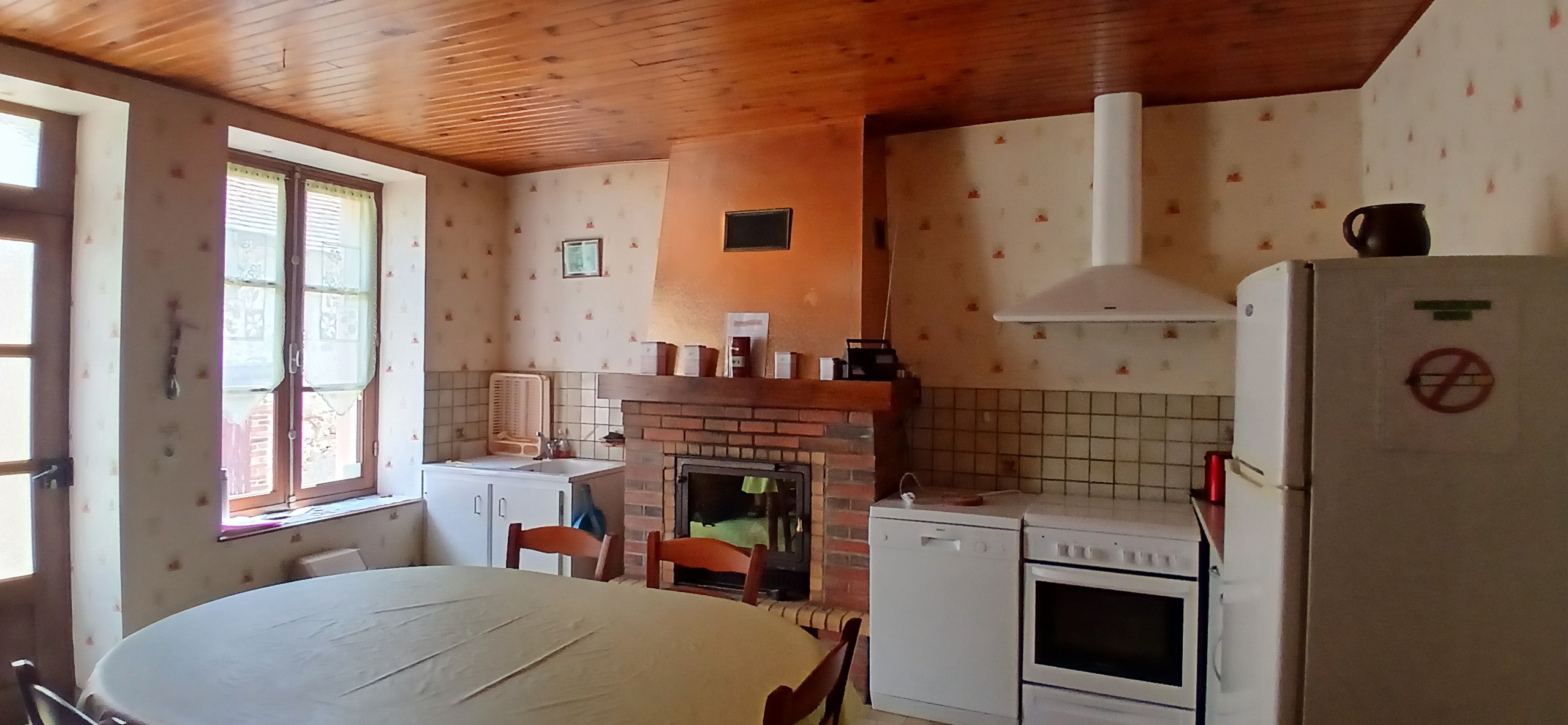 Gîte Clévacances, Chéniers, Creuse - Cuisine (côté sud)