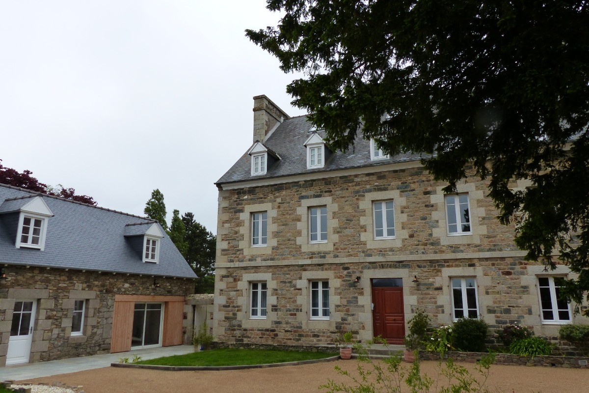 Location Paimpol, Dépendance du Presbytère de Plounez, Clévacances, Chauvin, Vue extérieure de la maison sur la gauche - le presbytère sur la doite