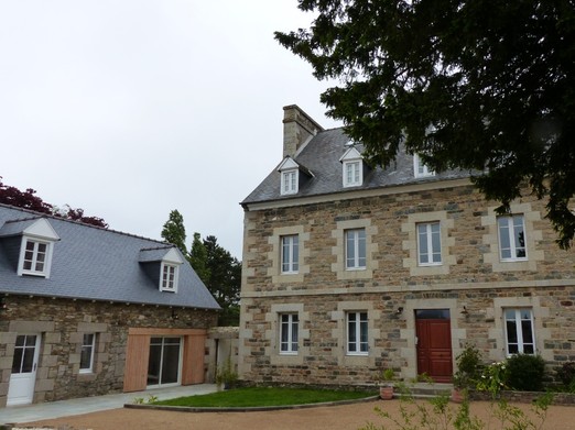 Location Paimpol, Dépendance du Presbytère de Plounez, Clévacances, Chauvin, Vue extérieure de la maison sur la gauche - le presbytère sur la doite