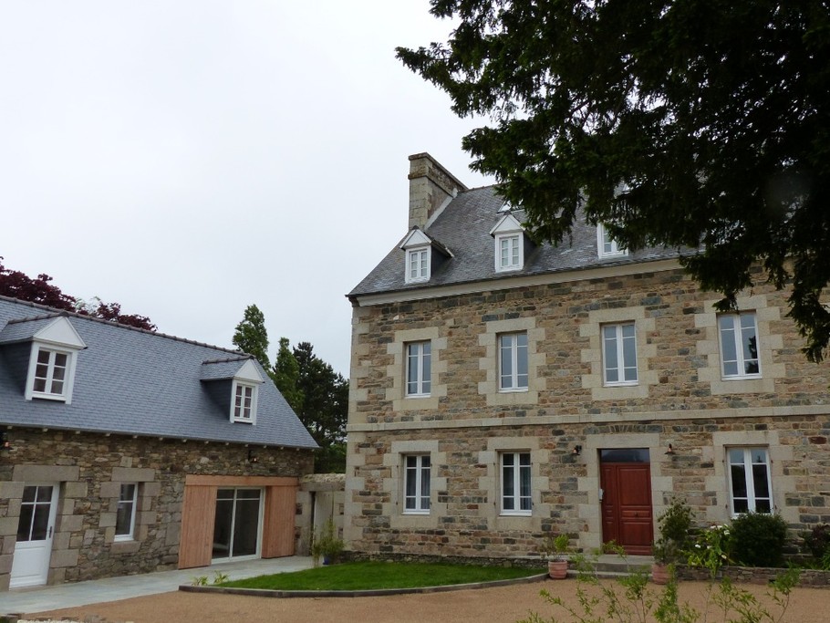 Location Paimpol, Dépendance du Presbytère de Plounez, Clévacances, Chauvin, Vue extérieure de la maison sur la gauche - le presbytère sur la doite