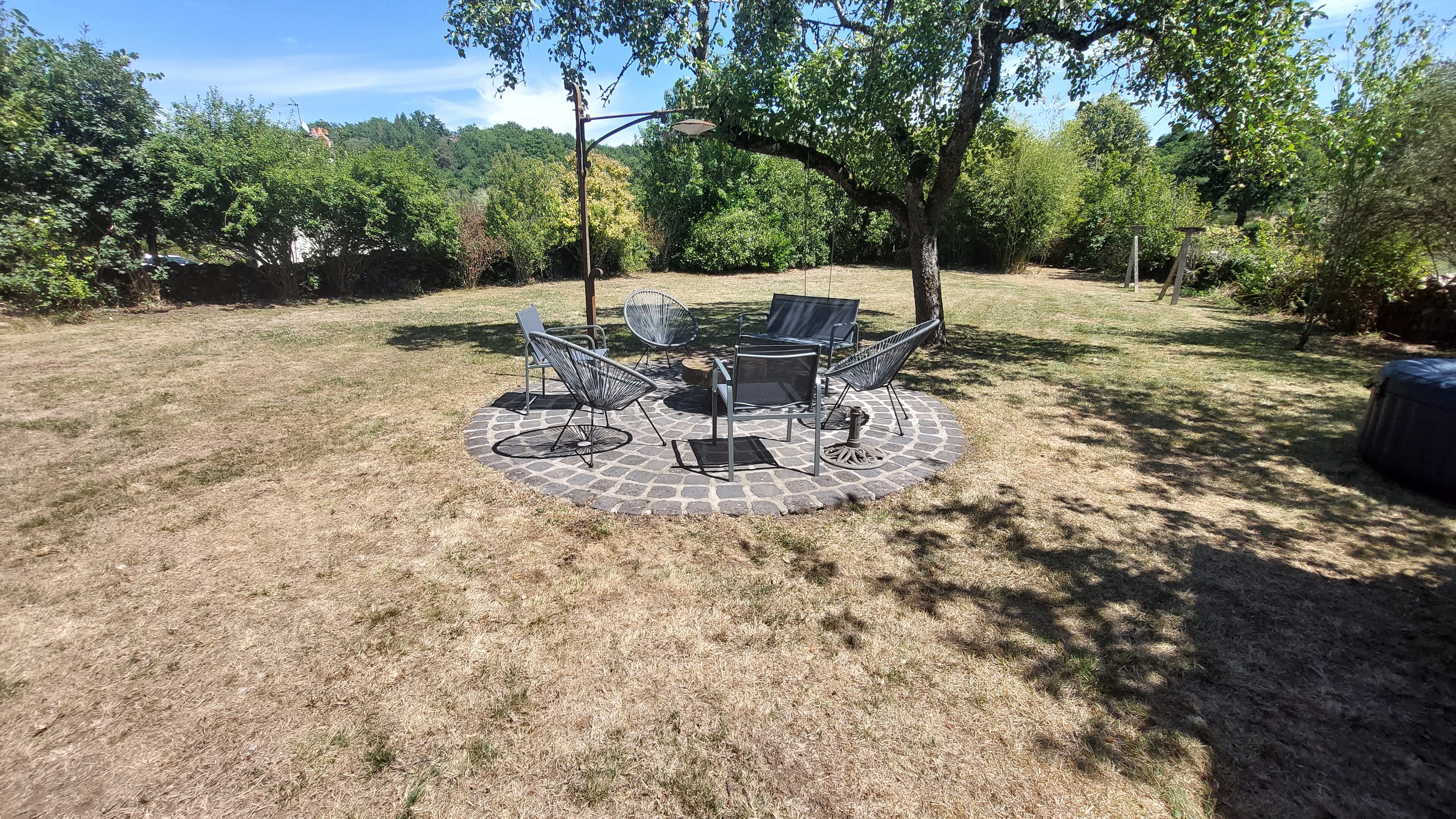 Coin salon dans le jardin