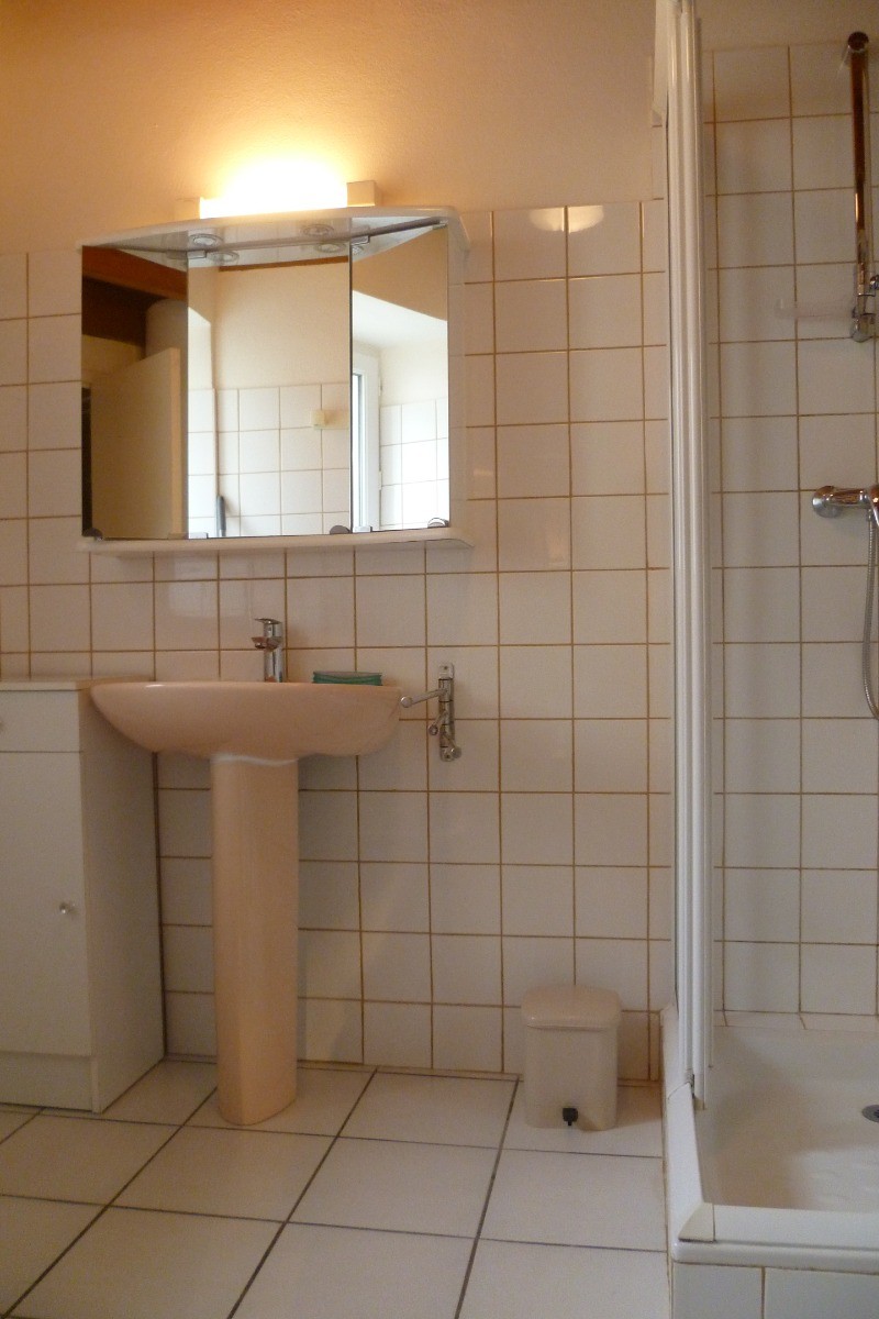 salle d'eau avec lave-linge