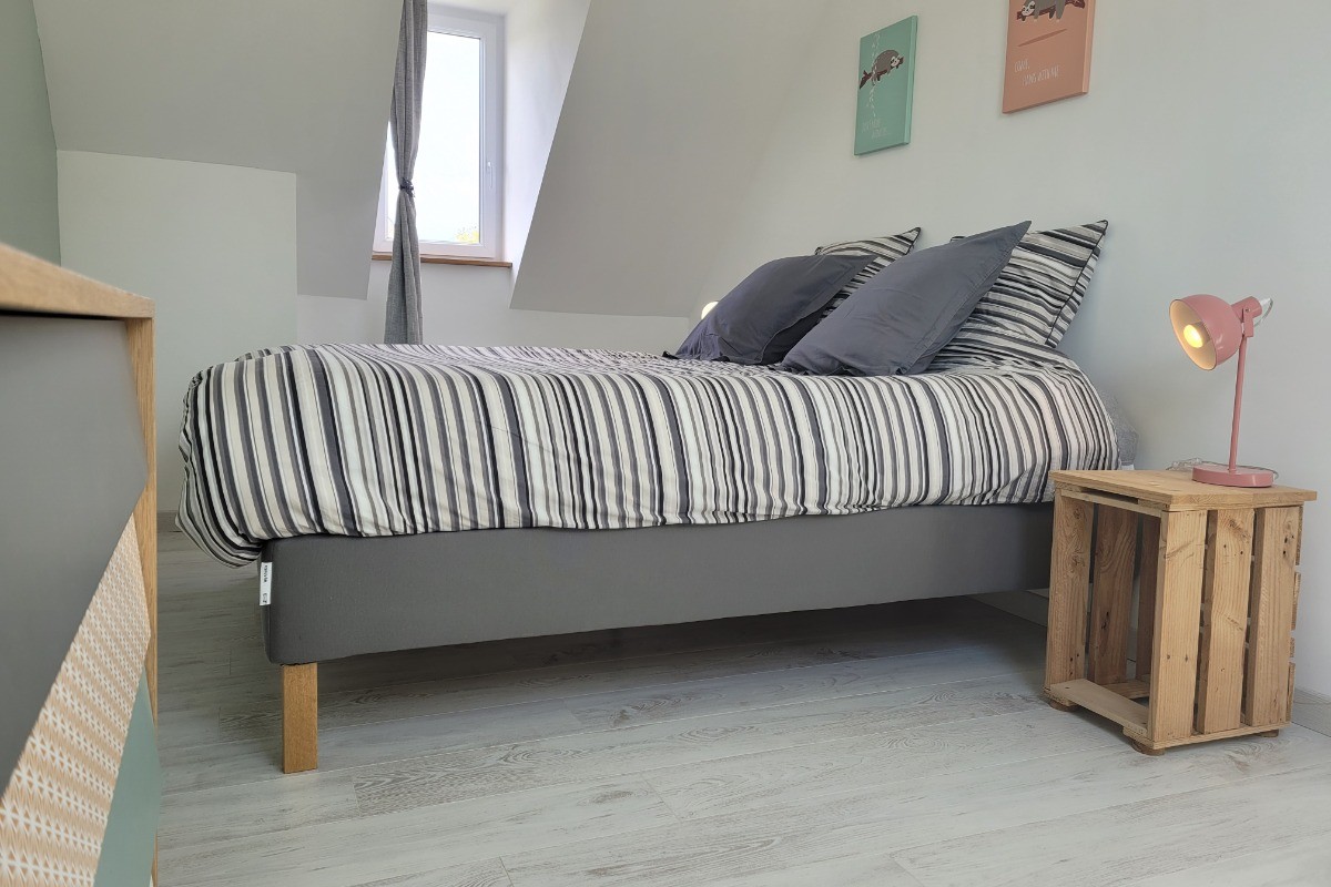 Troadec, Clévacances, location Trévou-Tréguignec, la chambre de l'étage avec lit double en 160