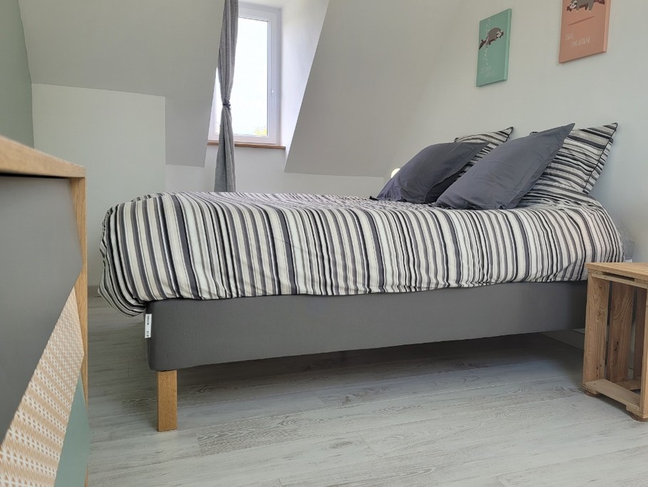 Troadec, Clévacances, location Trévou-Tréguignec, la chambre de l'étage avec lit double en 160