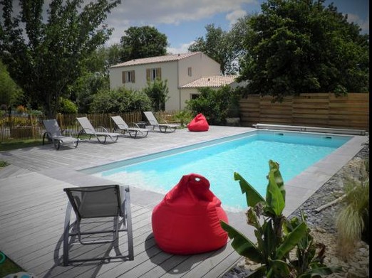 Piscine chauffée, traitement au sel, très agréable, avec plage immergée pour bébés. Le Clos d'Aunis, Gîte La Parenthèse pour 5 personnes, près de Rochefort, La Rochelle, ses iles et ses plages, Charente maritime