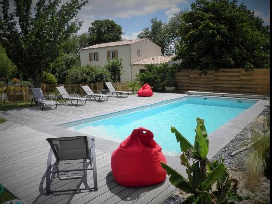 Piscine chauffée, traitement au sel, très agréable, avec plage immergée pour bébés. Le Clos d'Aunis, Gîte La Parenthèse pour 5 personnes, près de Rochefort, La Rochelle, ses iles et ses plages, Charente maritime