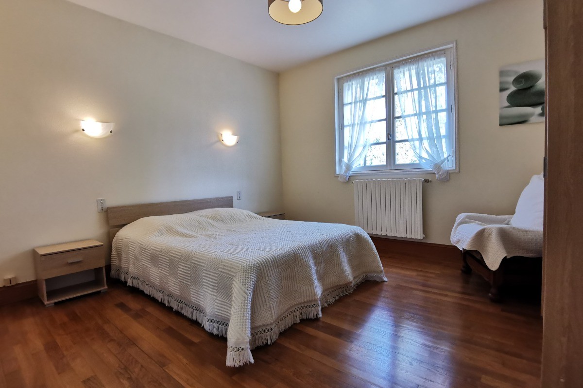 Chambre avec lit 140