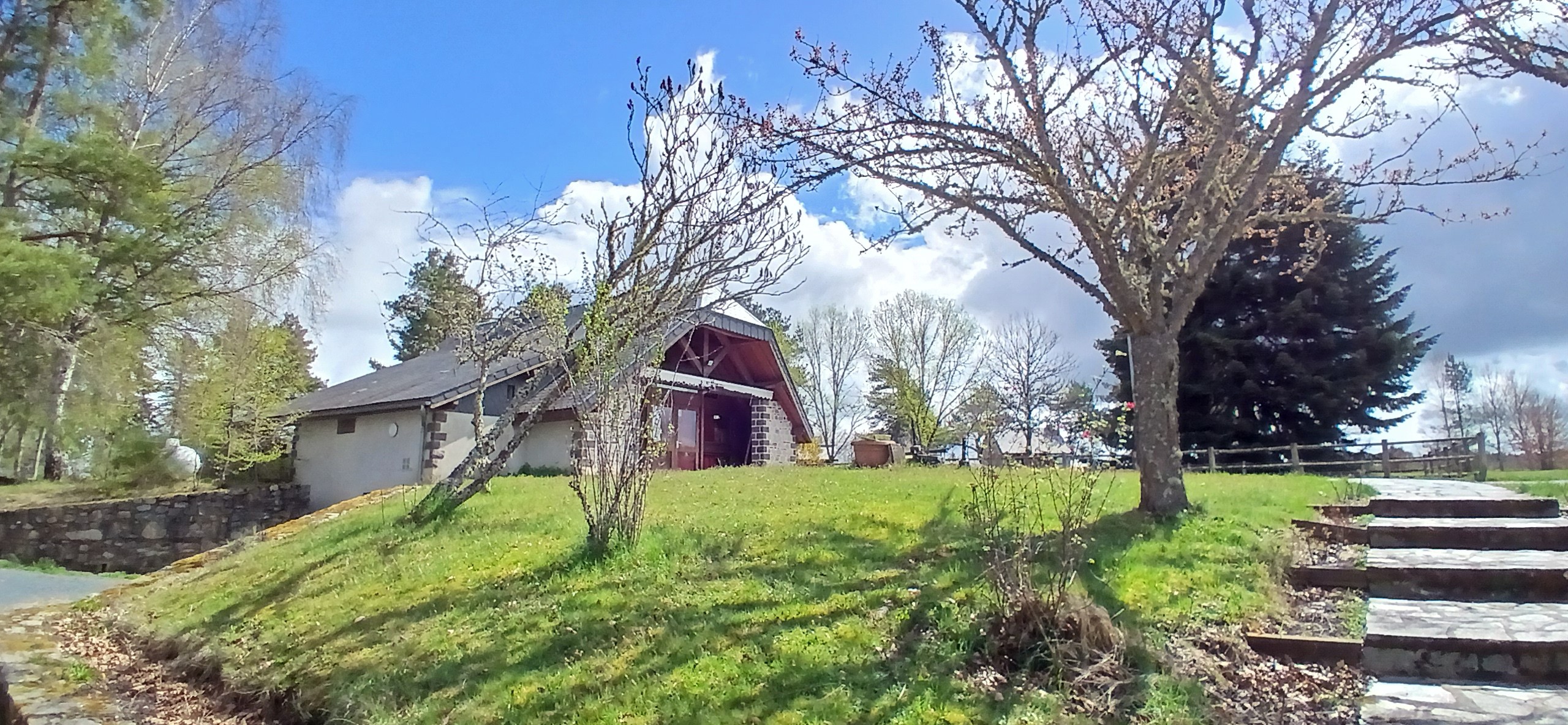 Le restaurant de l'Etang de Farges, Saint Germain près Herment, Puy de Dôme, Auvergne