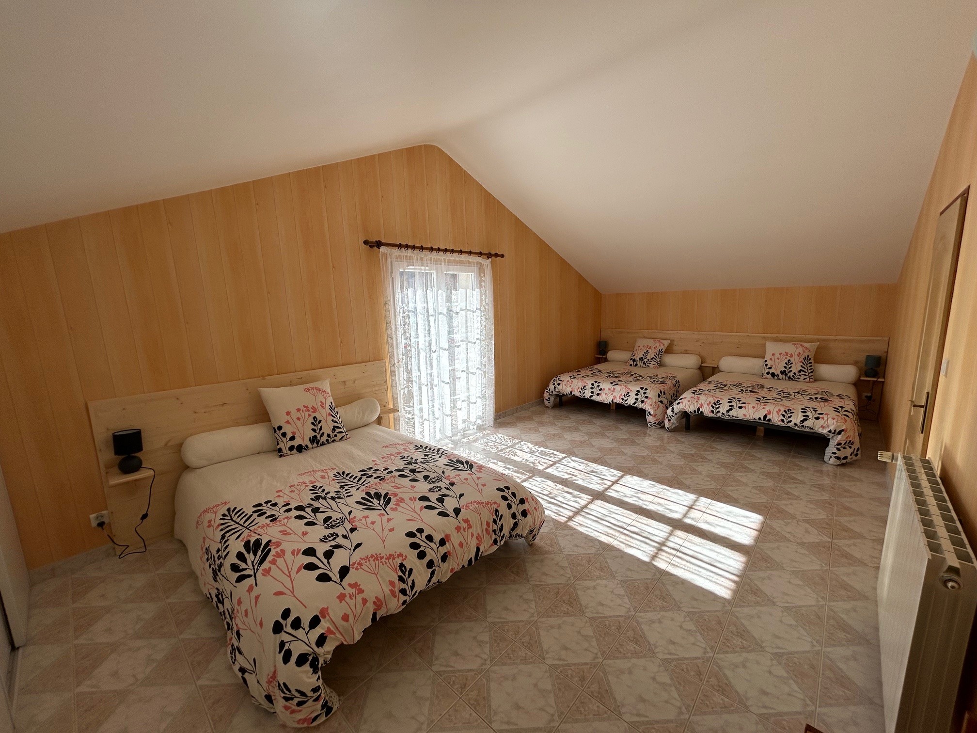 Chambre avec trois lits double