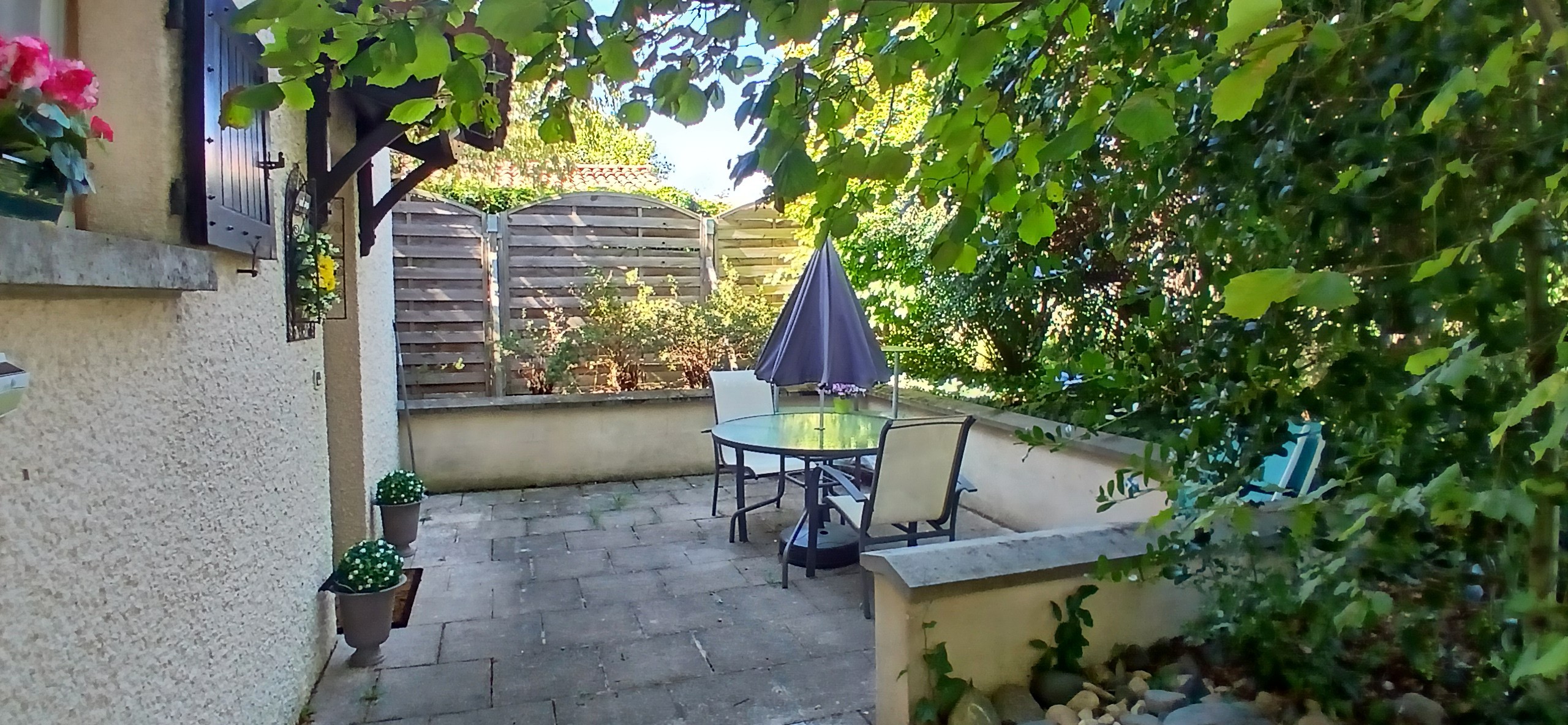Gîte "La Petite eau" à Charbonnier les Mines, près d'Issoire, Puy de Dôme : La Terrasse