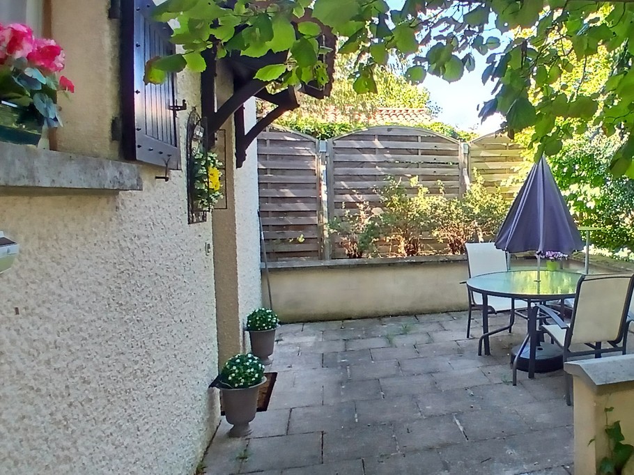 Gîte "La Petite eau" à Charbonnier les Mines, près d'Issoire, Puy de Dôme : La Terrasse