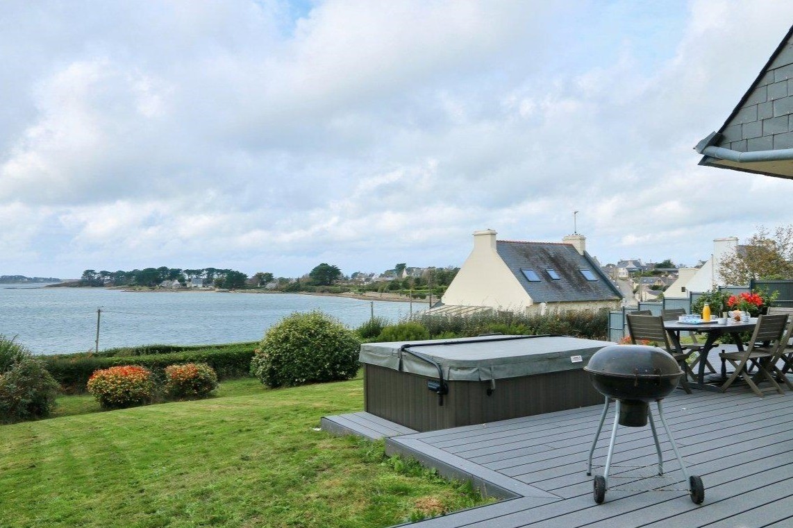 Terrasse avec SPA et vue mer