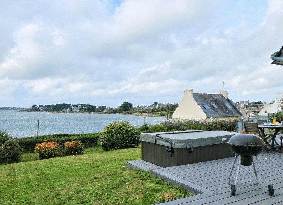 Terrasse avec SPA et vue mer