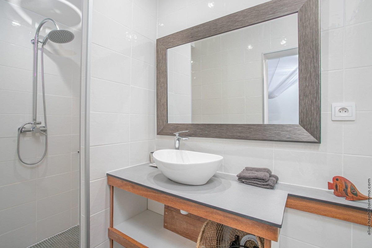 Salle de bain avec douche à l'italienne