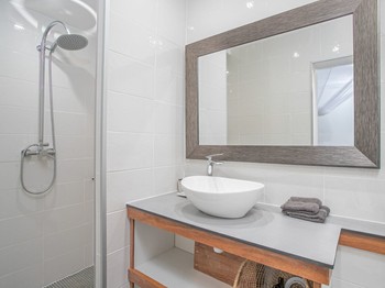 Salle de bain avec douche à l'italienne