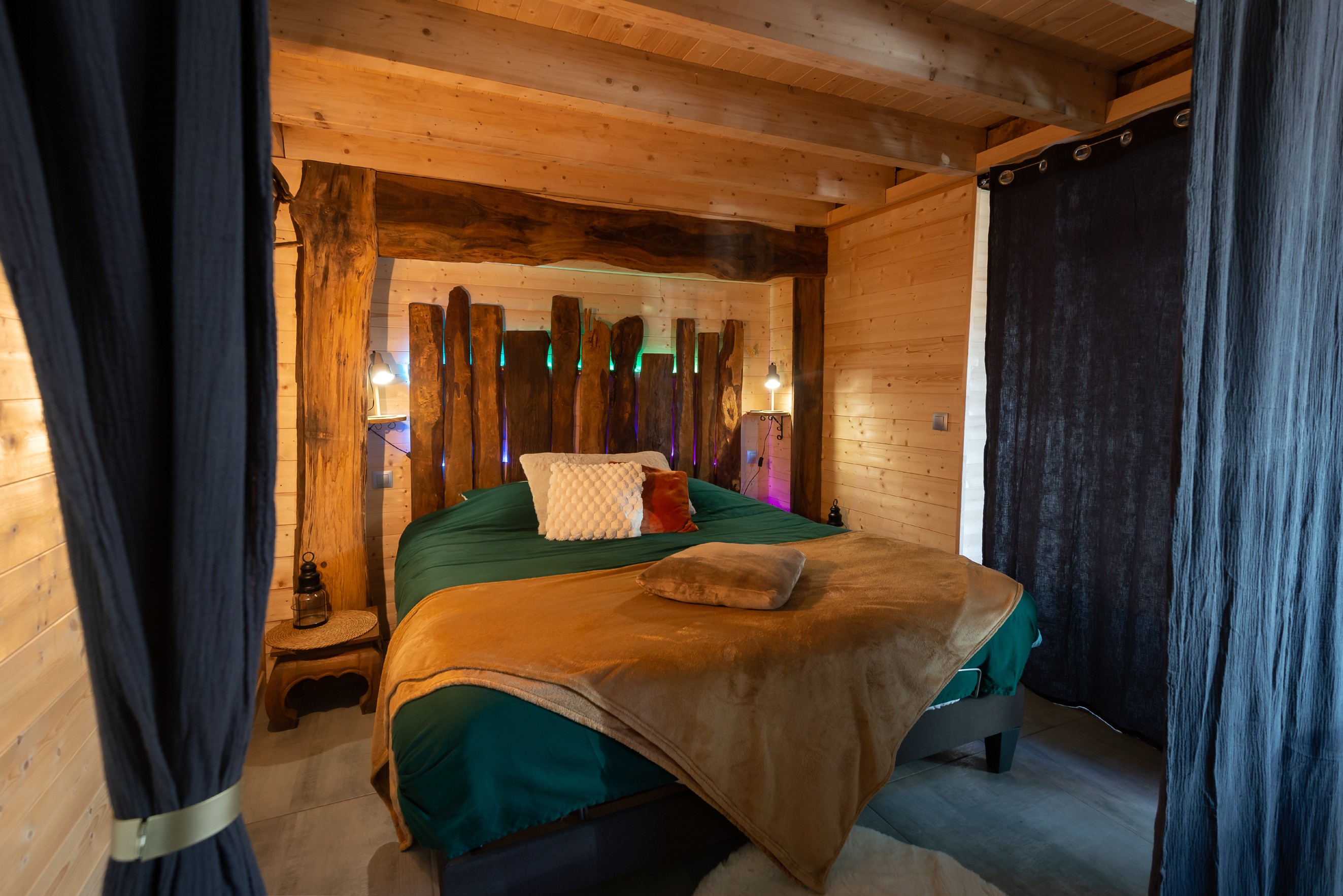 A bed with 2 electric 90 cm mattresses to create a comfortable king-size bed