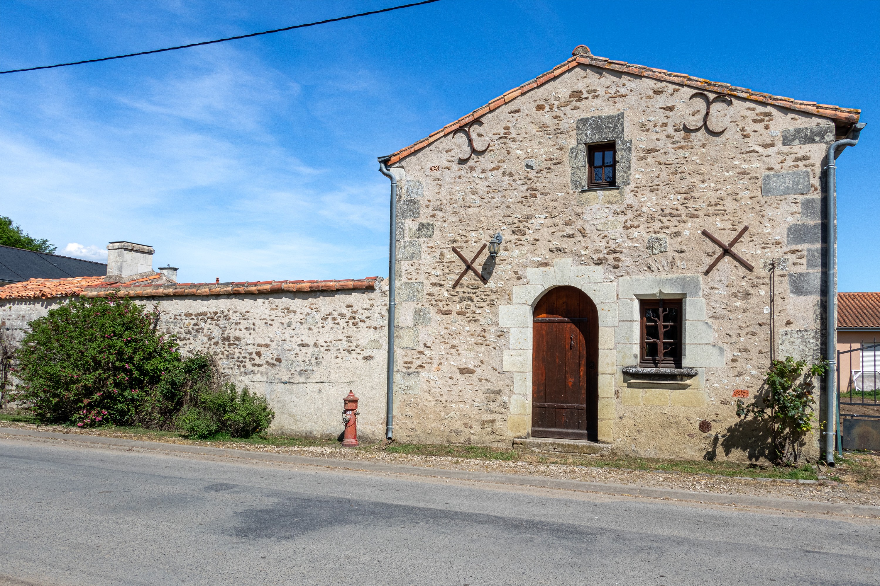 Frontage seen from the road