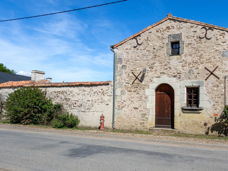 Frontage seen from the road