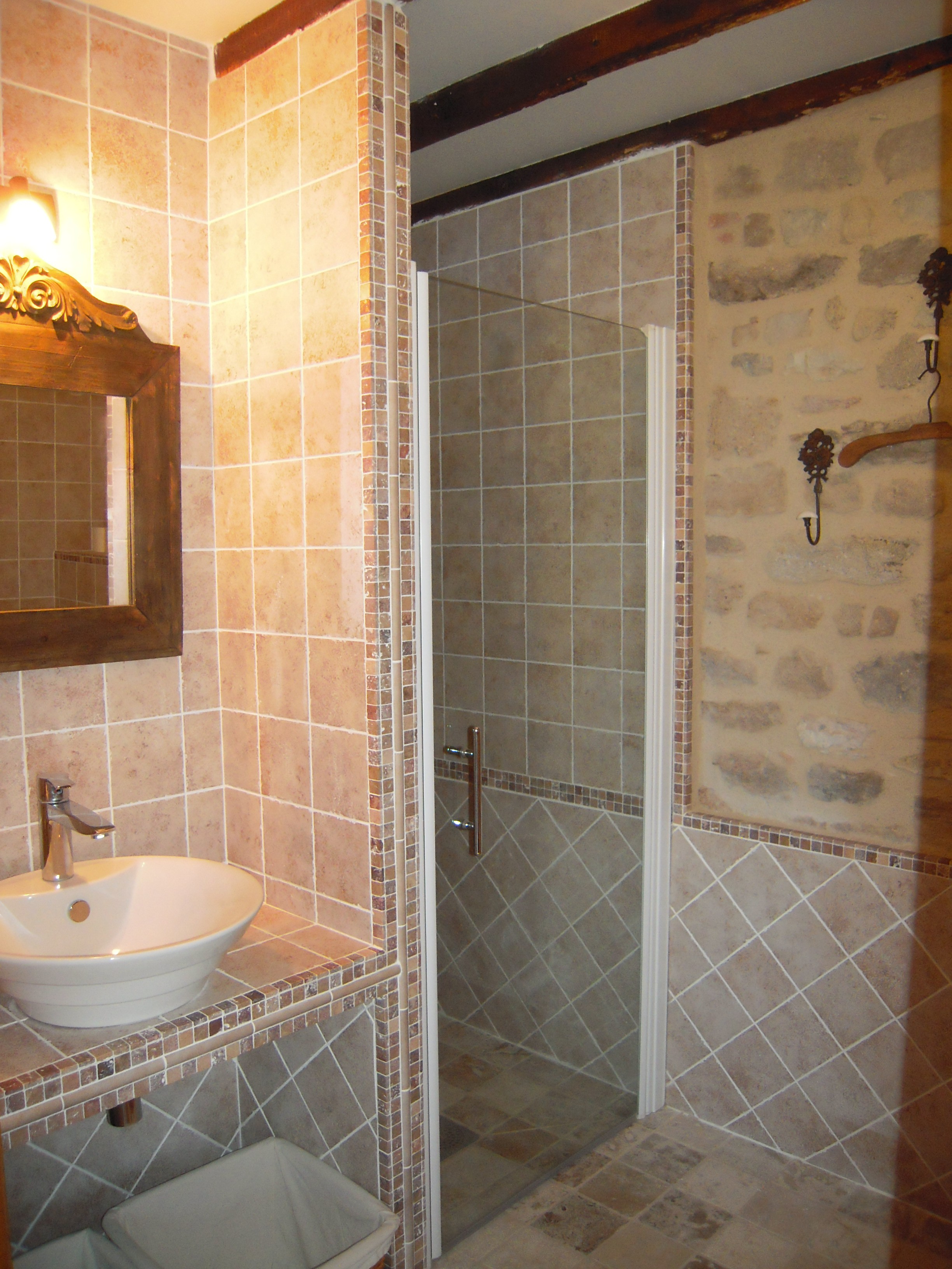 Shower room with wc and shower, private to the Tilleul room