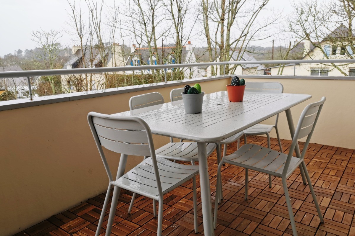 Grand balcon avec salon de jardin