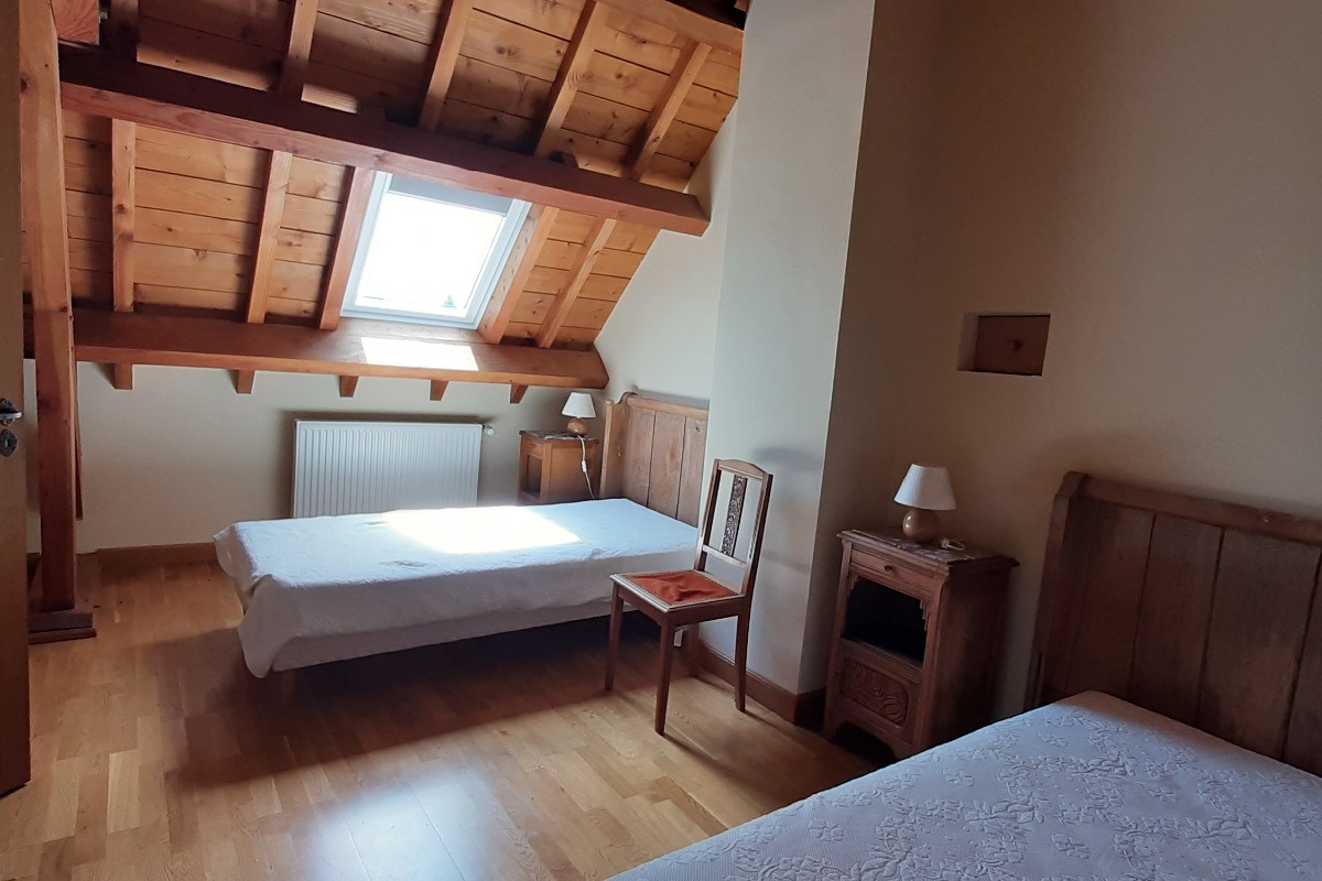 Gîte La Fourniale - Chambre 2 lits simples (2e étage)