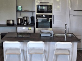 Cuisine équipée avec îlot central du gîte Lilas à La Villa aux Fleurs