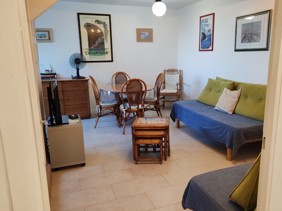 Le séjour (coin repas, 2 lits 90, tv, dvd, wifi)