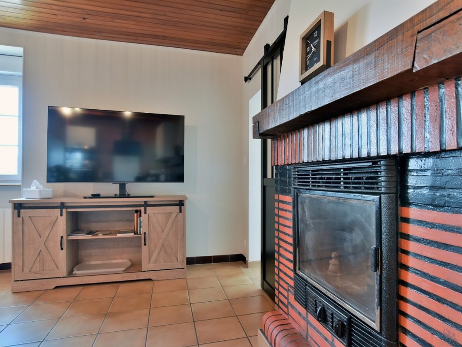 Pièce de vie avec un coin cuisine neuve et très bien équipée, un coin séjour et un coin salon (canapé-lit confortable et convertible de 140x190 cm) . Cheminée en fonctionnement, pour d'agréables moments au coin du feu.