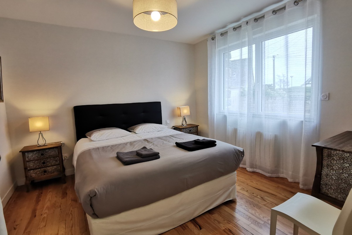 RDC: chambre 1 avec lit 160 et armoire penderie