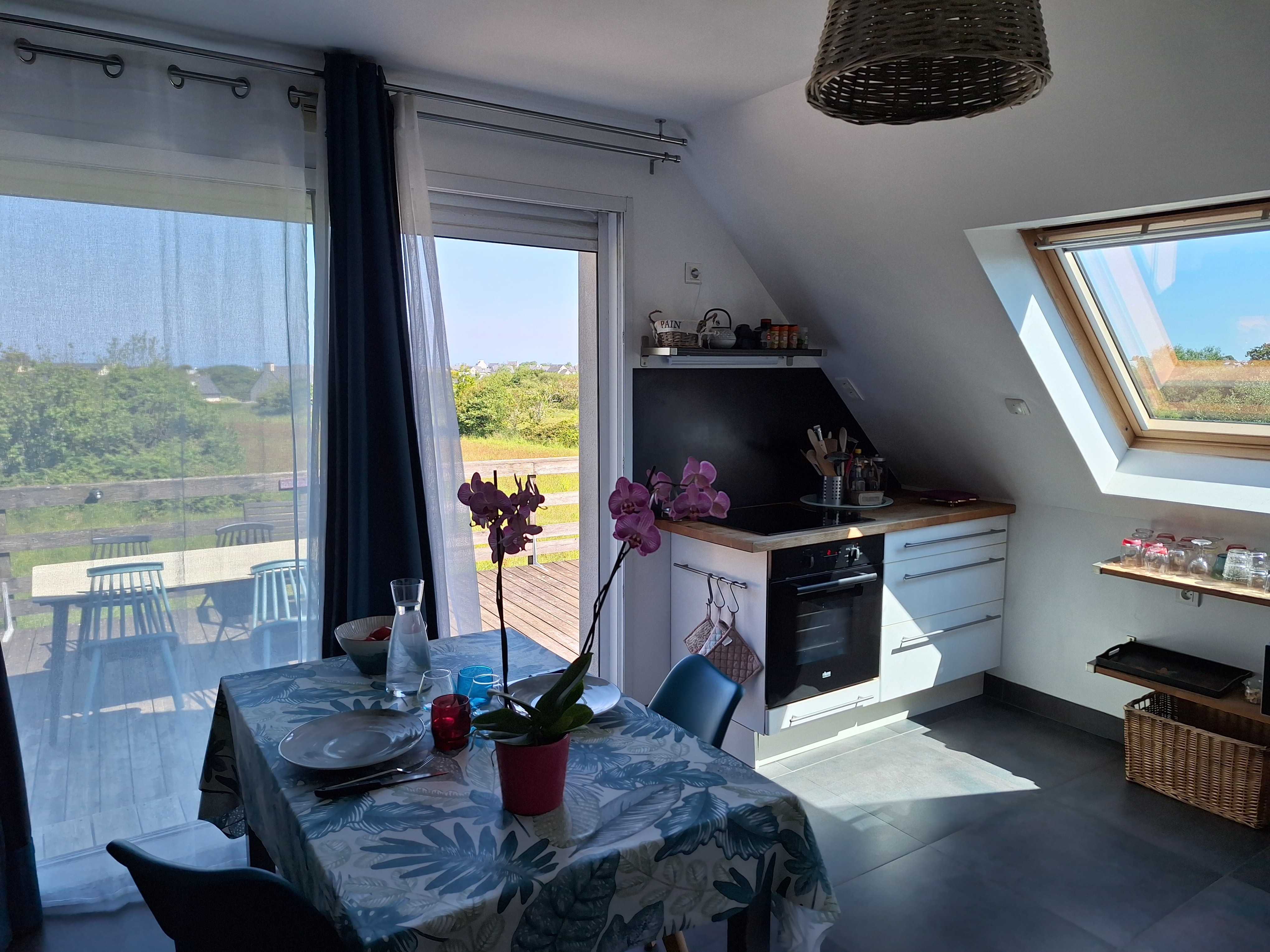 Manger dehors ou dedans en fonction du temps !
Pour votre confort, les produits de 1ière nécessité (huile d'olive, vinaigre, sel, poivre, sucre, café, thé, infusion etc.) sont présents dans l'hébergement.