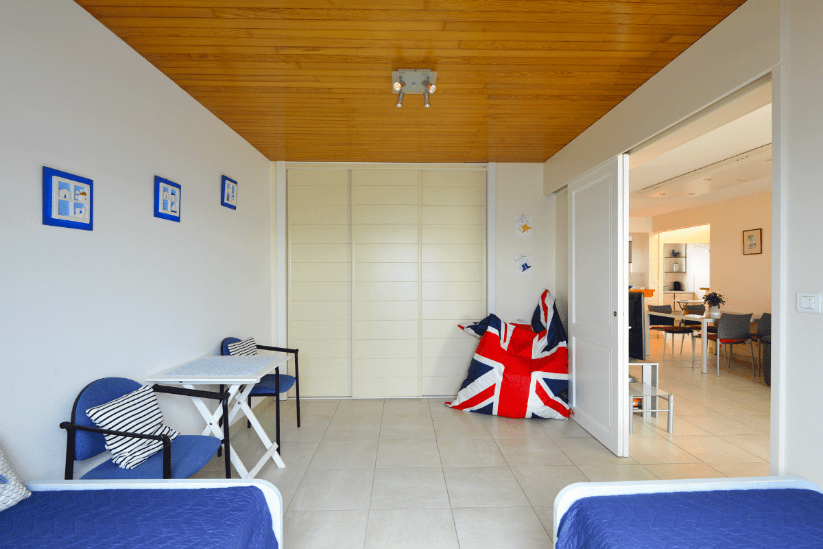 Chambre n°2 donnant sur le salon avec grande armoire intégrée (penderie et étagère)