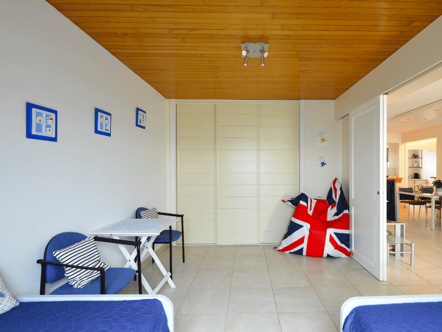 Chambre n°2 donnant sur le salon avec grande armoire intégrée (penderie et étagère)