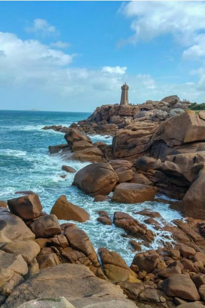 La côte de granit rose et le phare de Trégastel- Apt. de charme 2 pers, vue mer - Plage des Rosaires à PLERIN - COTES D'ARMOR ( BRETAGNE )