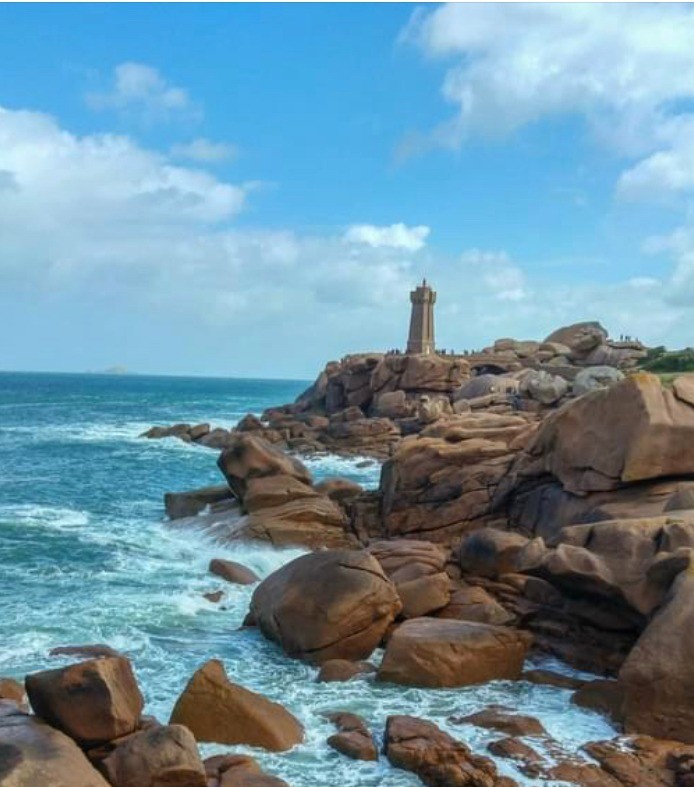 La côte de granit rose et le phare de Trégastel- Apt. de charme 2 pers, vue mer - Plage des Rosaires à PLERIN - COTES D'ARMOR ( BRETAGNE )